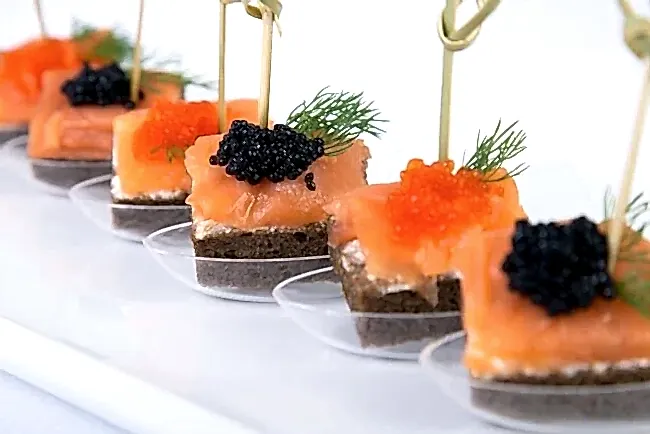 Канапе с лососем (10 шт)